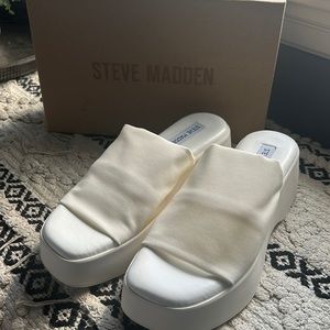 Steve Madden Slinky White Platform sandals